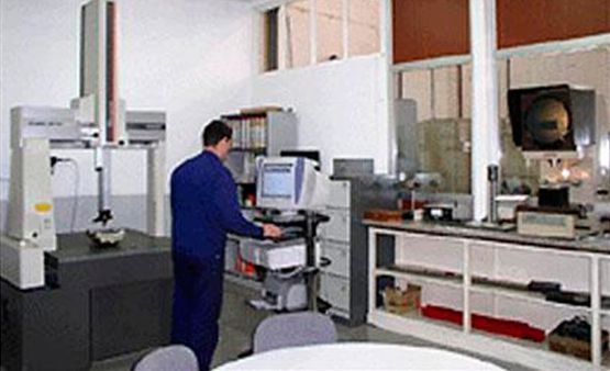 Un hombre está trabajando en una computadora en un laboratorio.