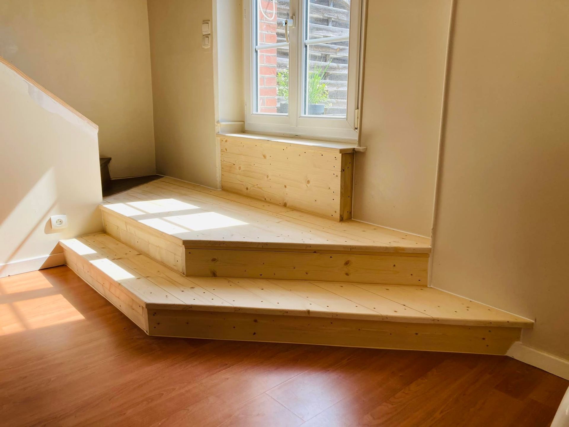 Deux marches pour mener à l'escalier