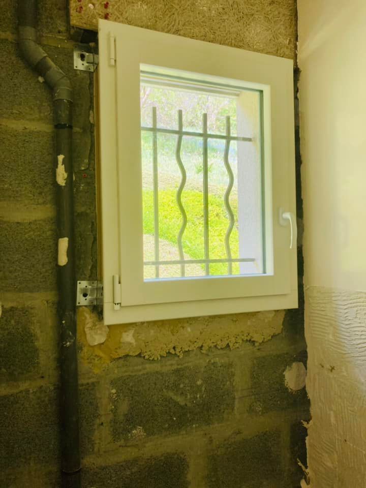 Une fenêtre blanche en PVC