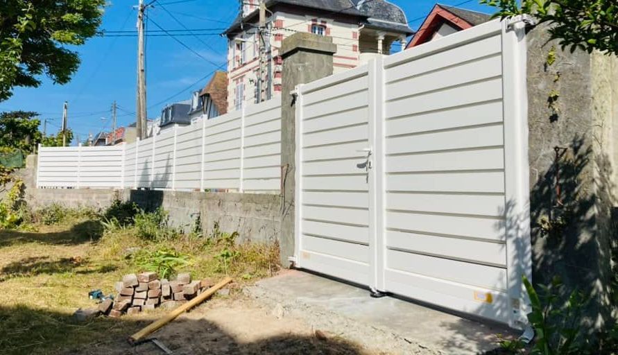 Portail blanc en PVC