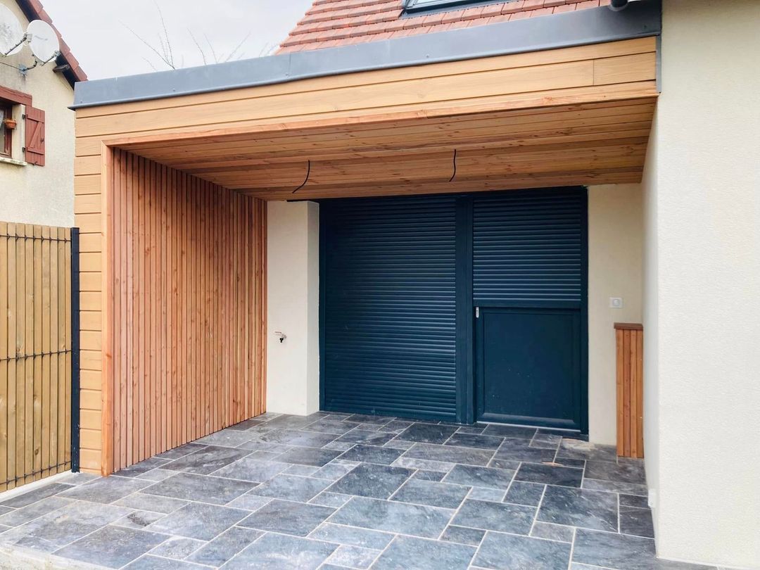 Appentis devant une entrée de maison