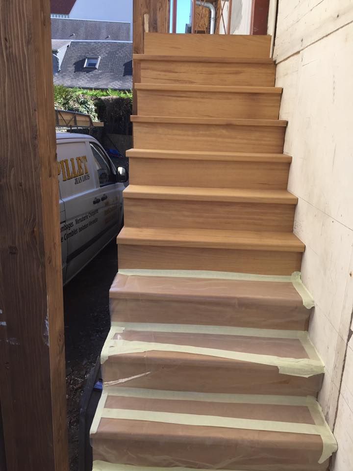 Escalier extérieur en bois