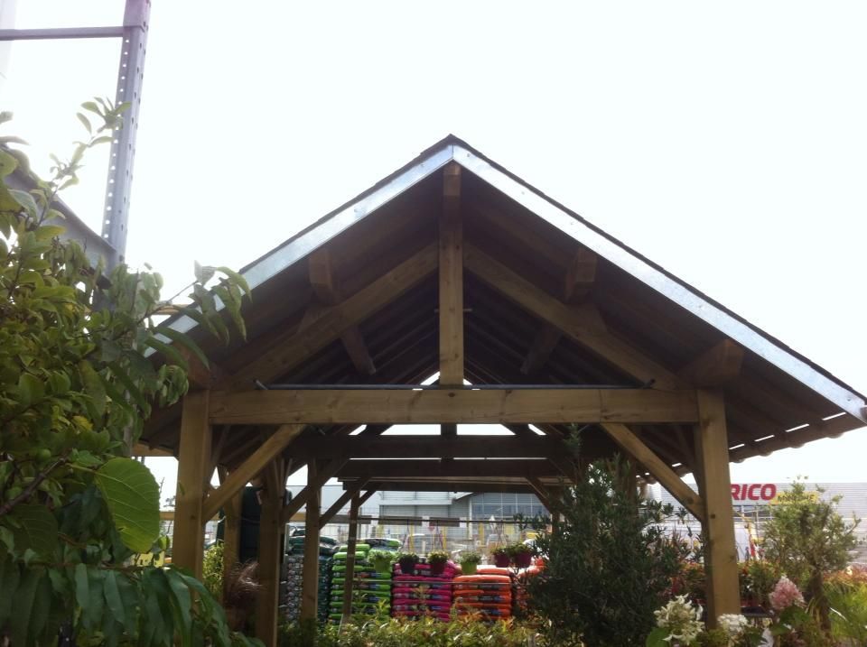 Carport en bois dans un parc