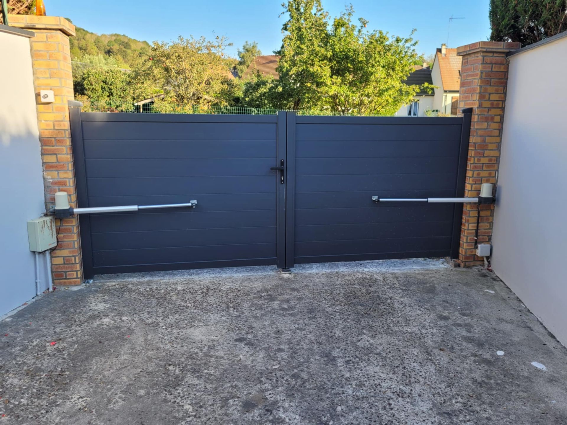 Portail automatisé noir