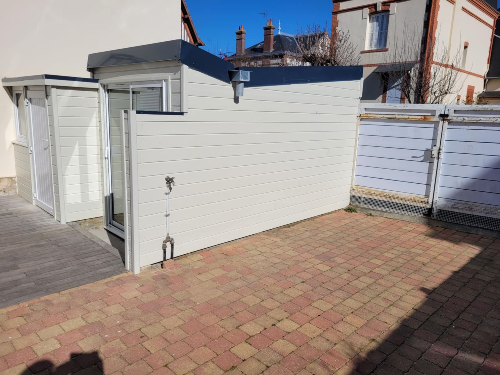 Construction avec bardage gris