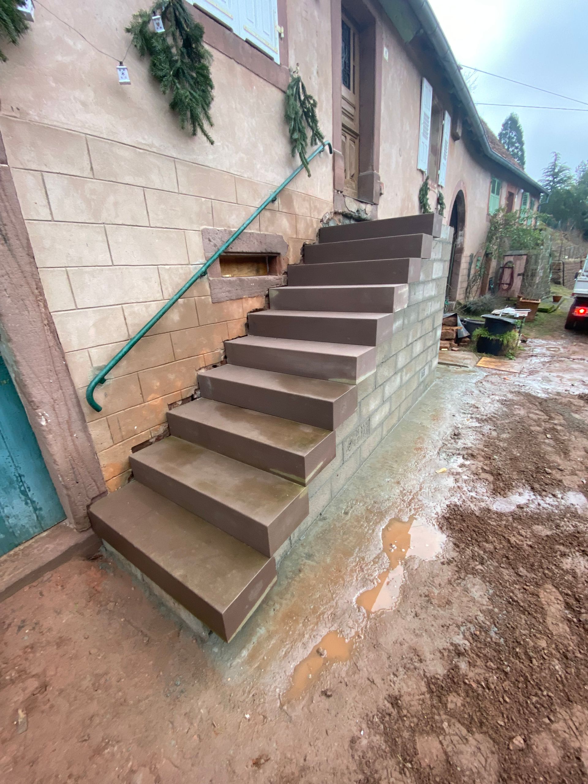 Escalier extérieur en béton à côté d'un bâtiment beige