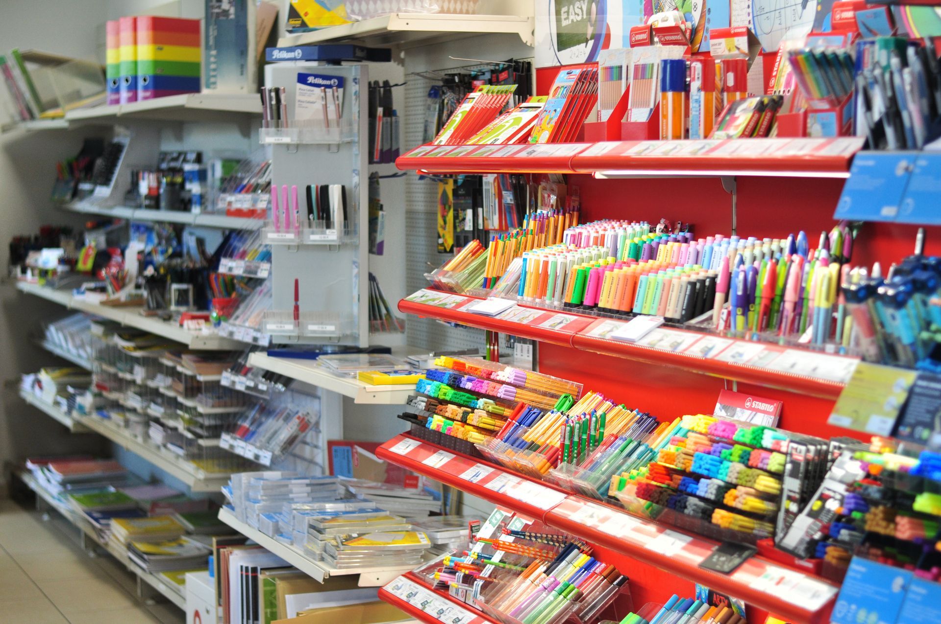 Regale mit bunten Stiften, Bleistiften und Schreibwaren in einem Geschäft.