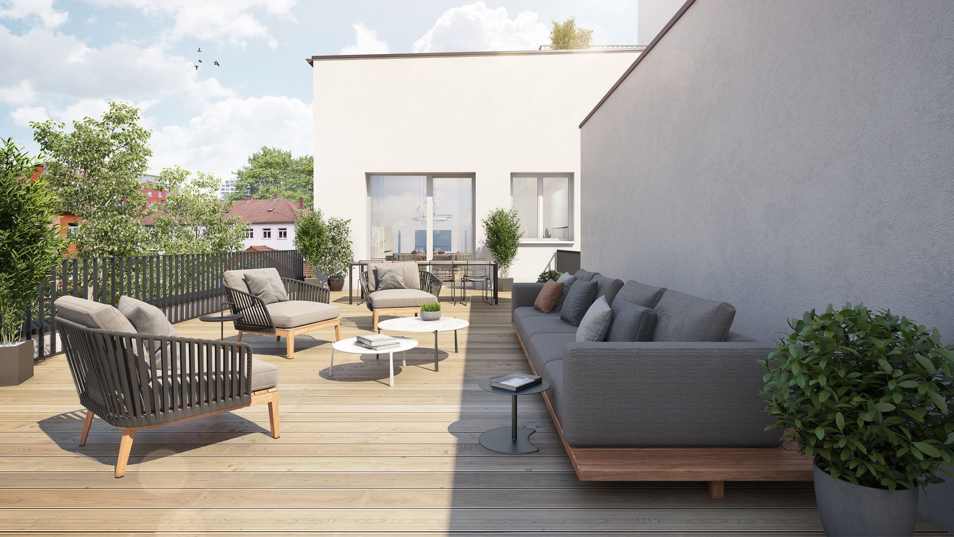 Une terrasse sur le toit avec du mobilier d'extérieur gris moderne, une terrasse en bois et des plantes en pot, par une belle journée ensoleillée.