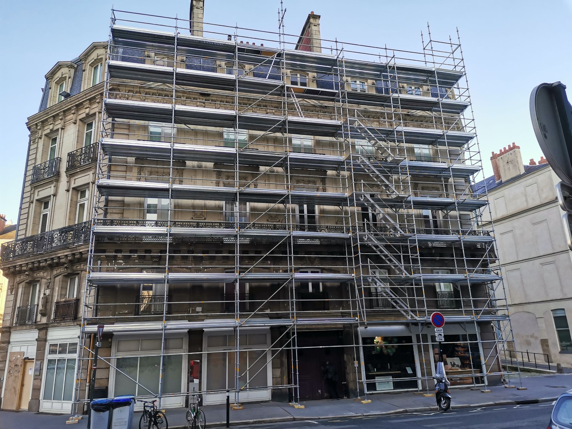 Échafaudage sur une façade en rénovation.