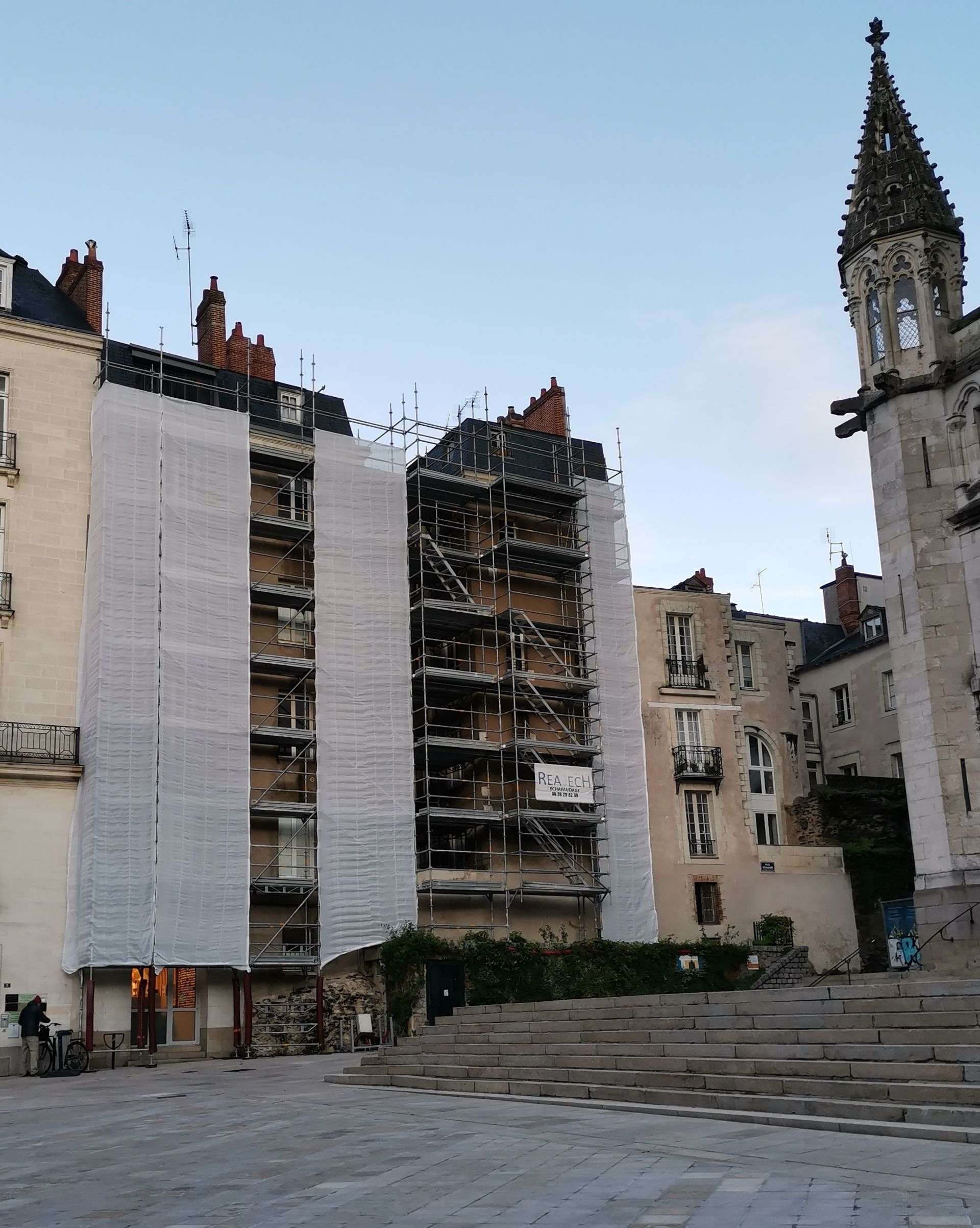 Échafaudage semi-couvert.