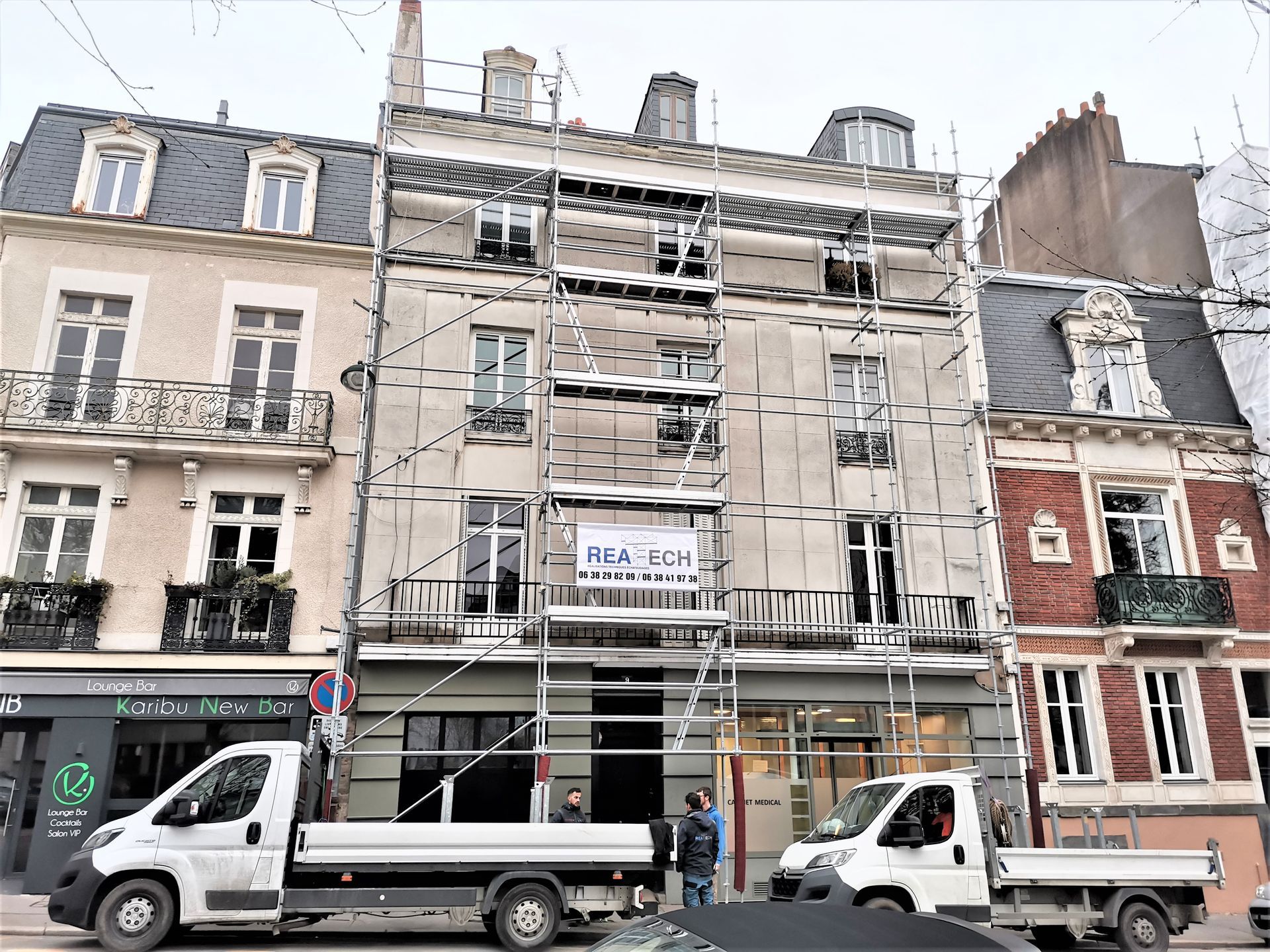 Échafaudage avec écriteau REATECH.