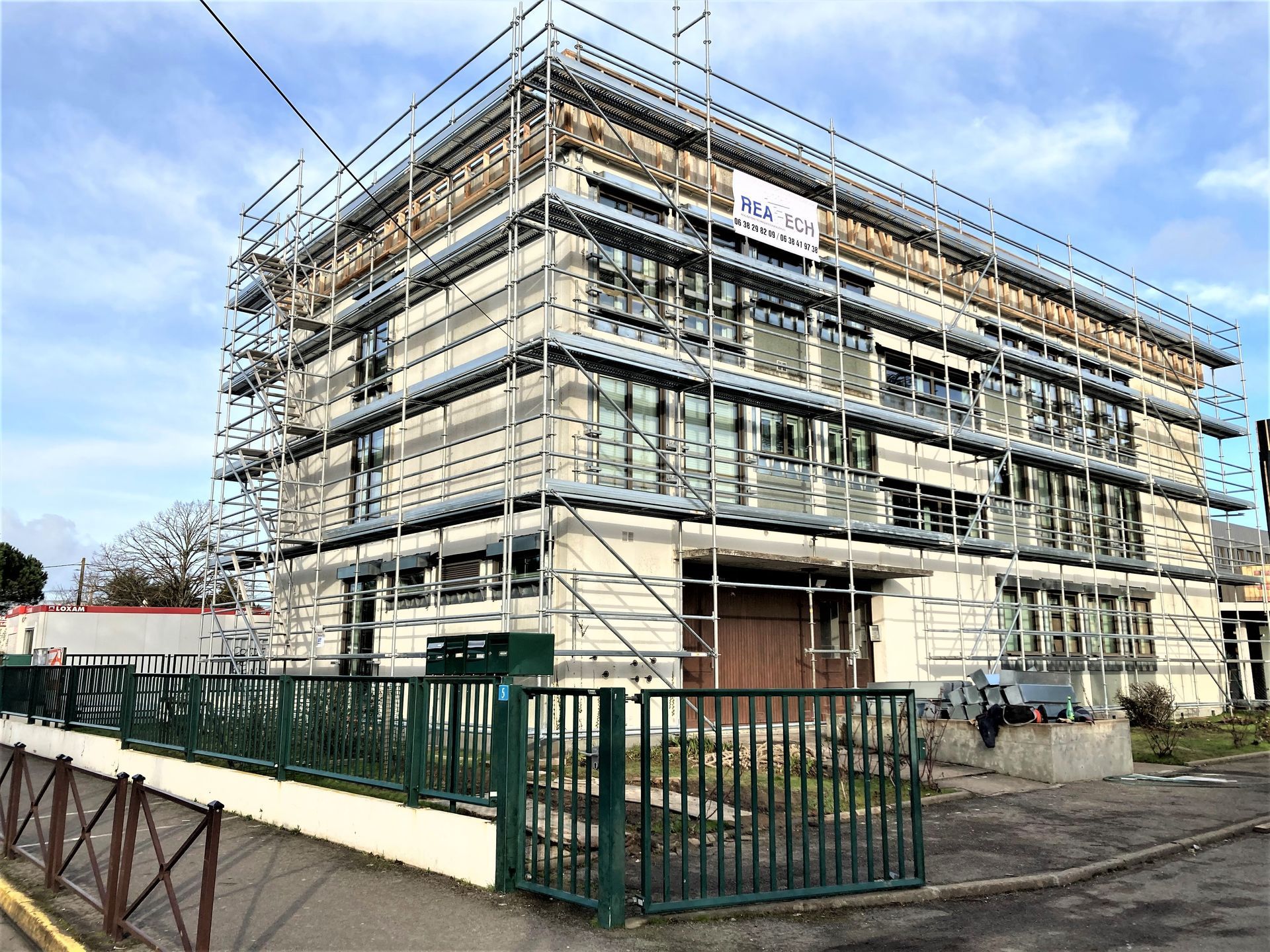 Échafaudage sur une façade de bâtiment.