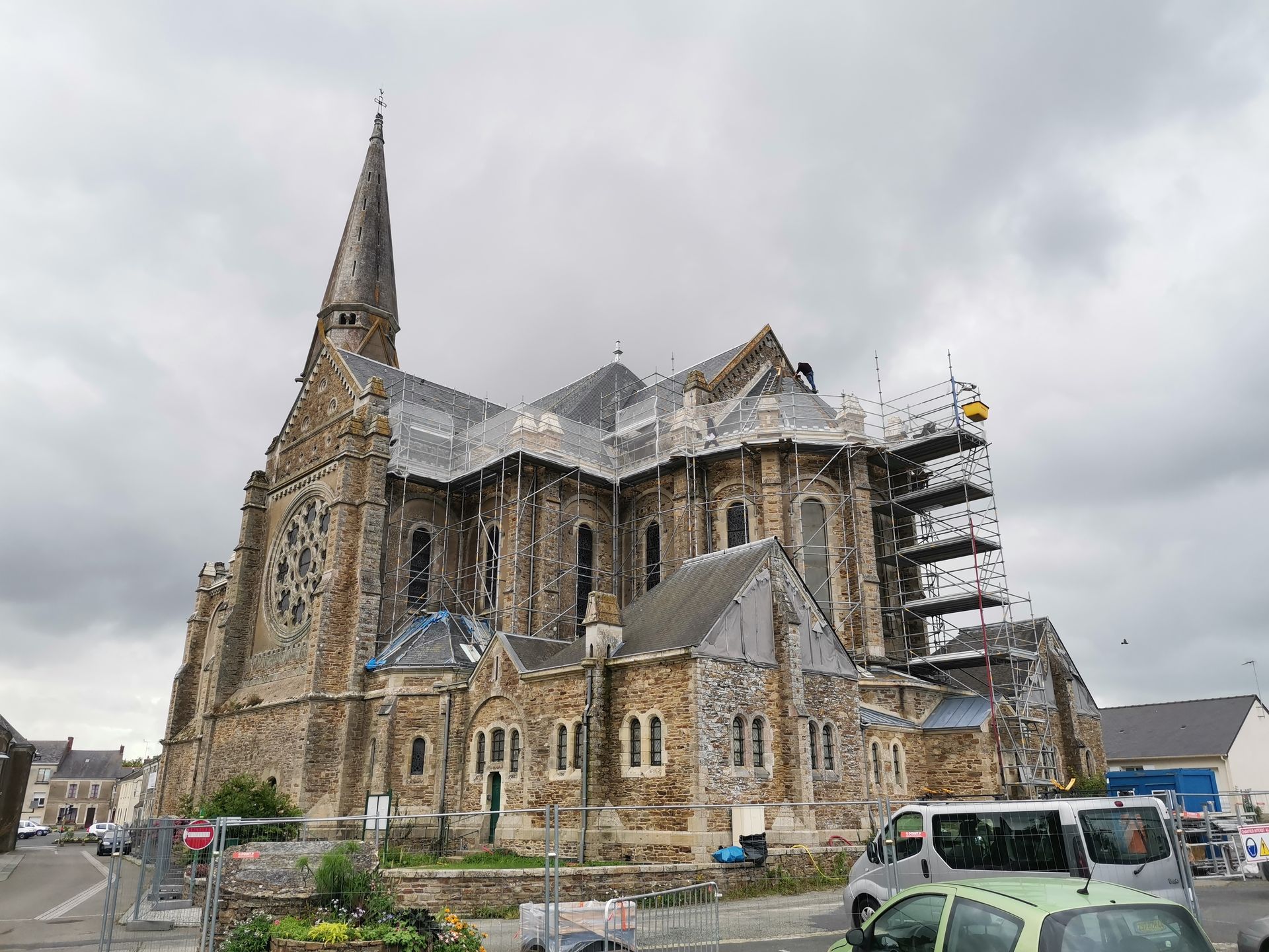 Échafaudage sur une cathédrale en restauration.