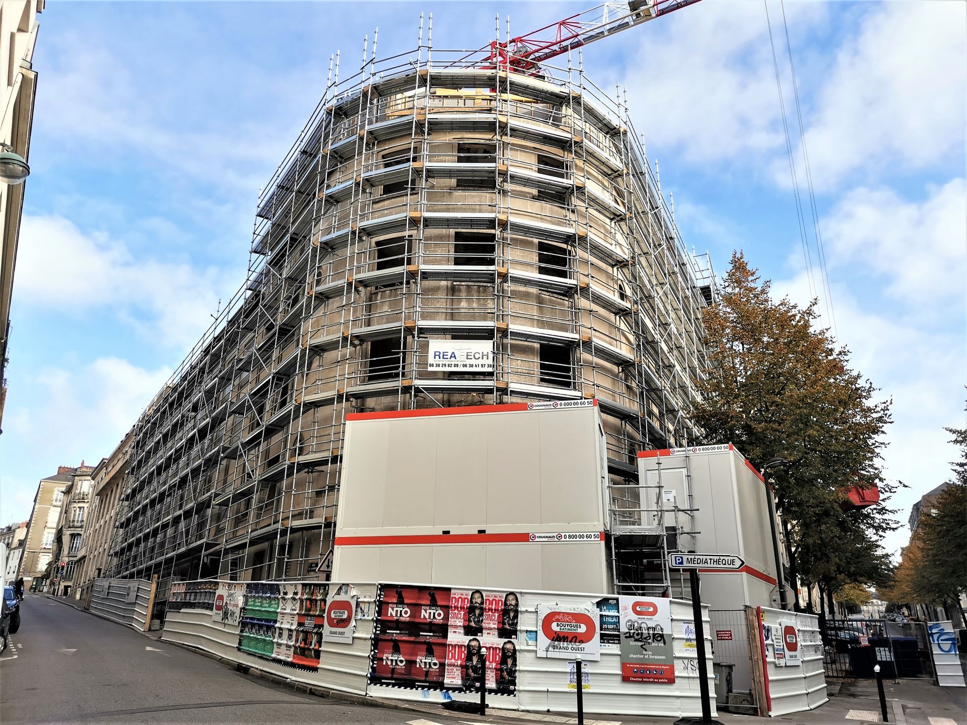 Échafaudage sur une façade arrondie.