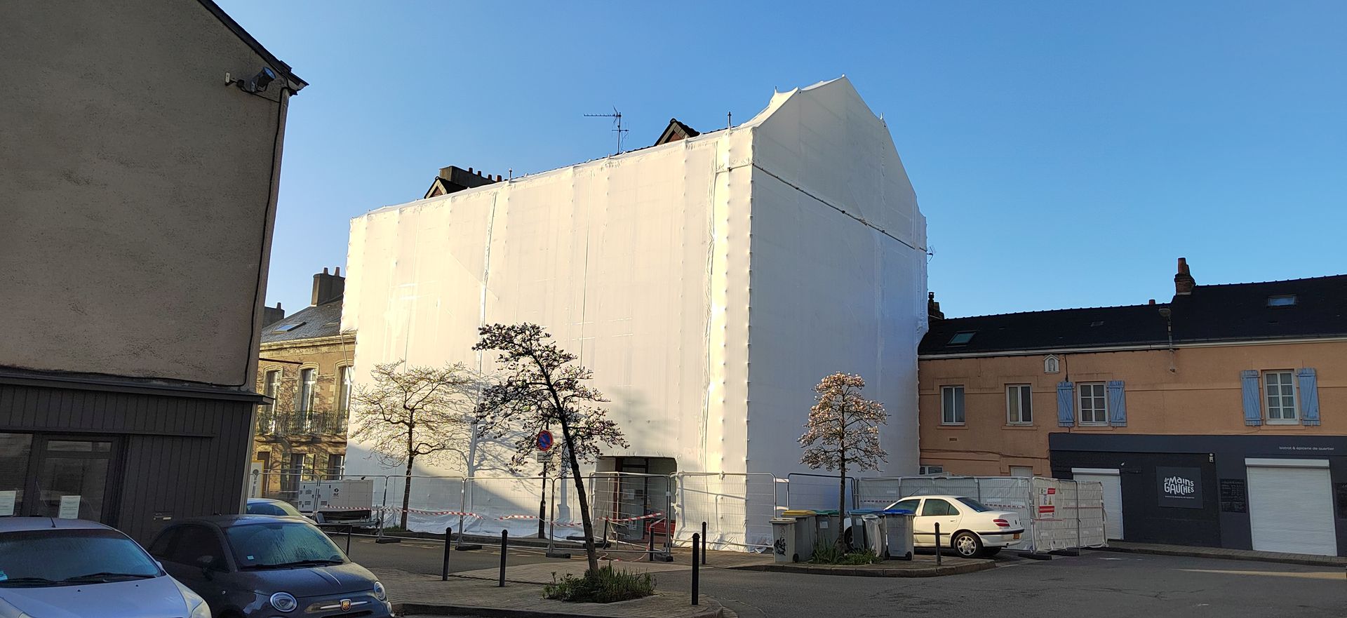 Échafuadage avec couverture.