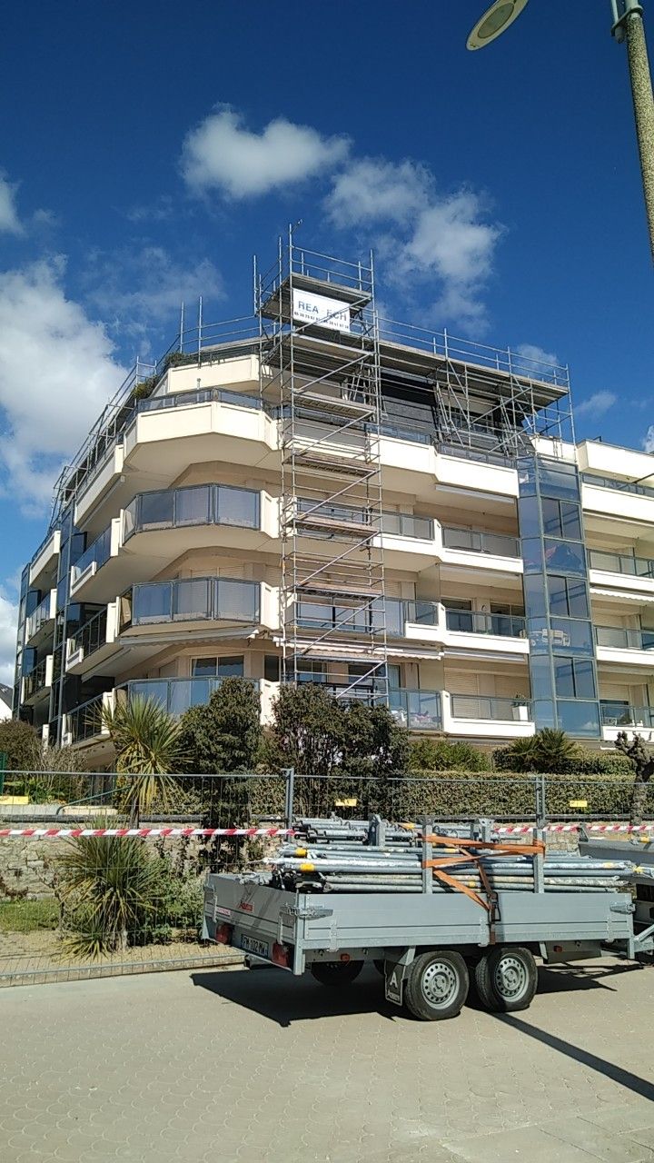 Immeuble de hauteur moyenne avec des échafaudages à Pouliguen.