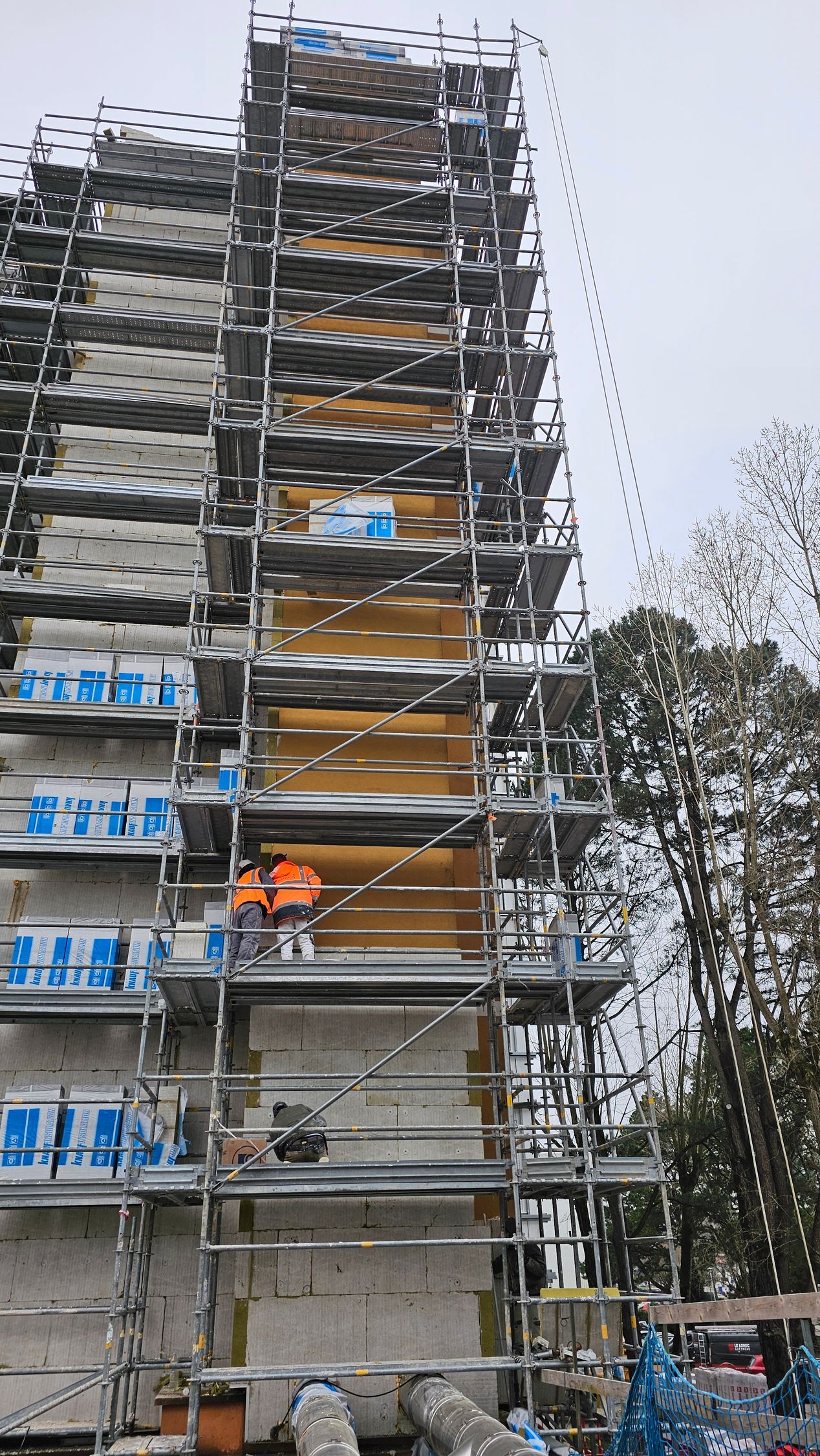 Échafaudage sur façades d'immeubles.