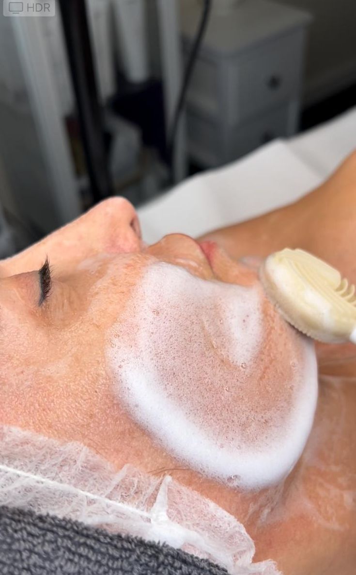 Una mujer está recibiendo un tratamiento facial en un salón de belleza.