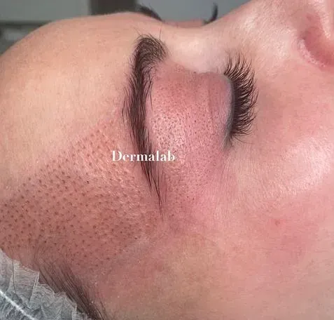 Un primer plano del rostro de una mujer con los ojos cerrados.