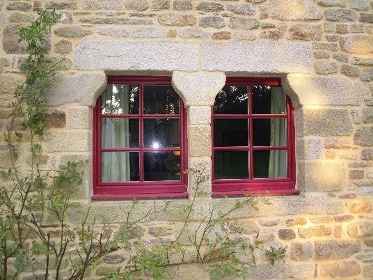 Deux fenêtres rouges.