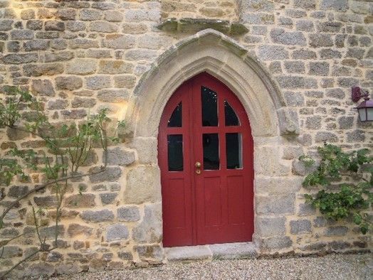 Porte rouge avec le haut en pointe.