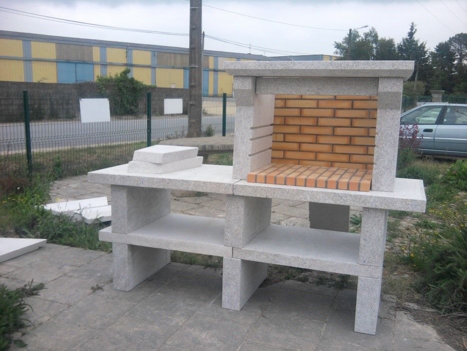 Barbecue en pierre et brique, avec des rangements dessous.