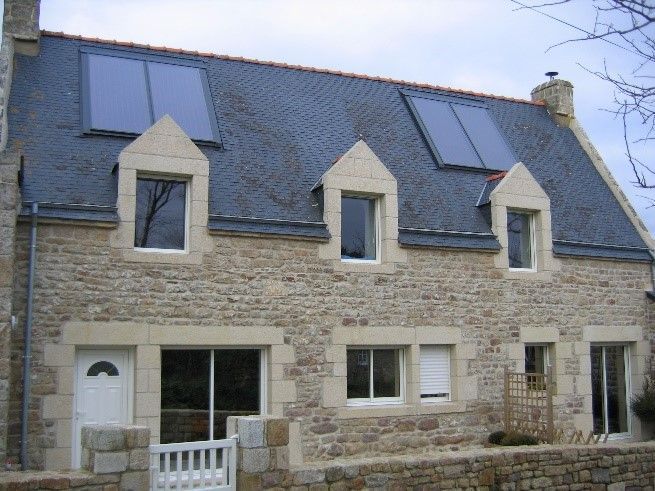 Rénovation d'une ancienne maison en pierre, avec des tours de fenêtres et portes.
