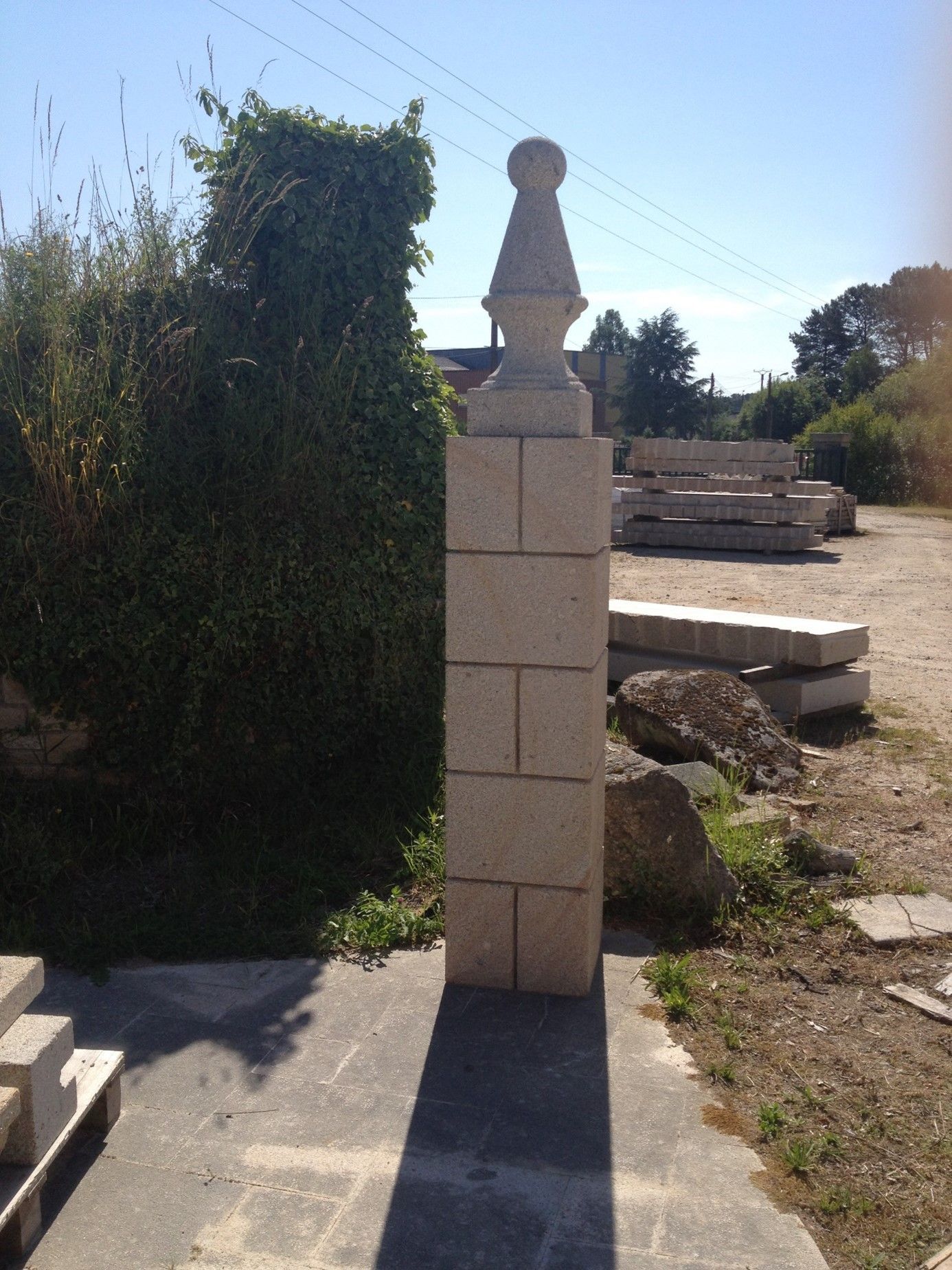 Pilier en pierre avec un chapeau en pierre dessus.