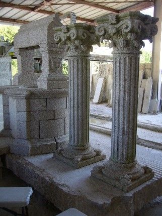 Dessous de l'entrepôt avec des sculptures et poteaux sculptés stockés.