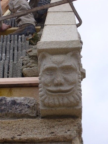 Scupture d'un visage dans une pierre.