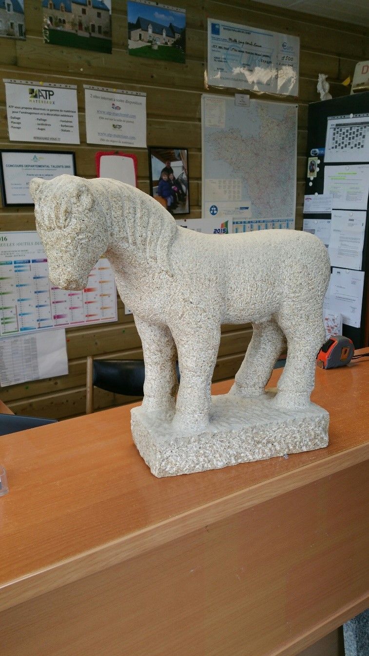Sculpture d'un cheval.