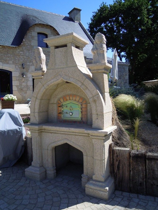 Construction d'un four à pain extérieur en pierre.