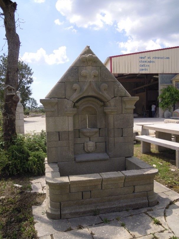 Construction d'une fontaine en pierre.