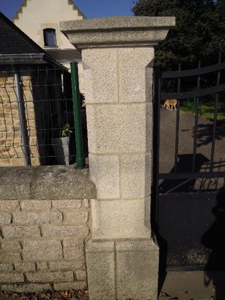 Construction d'un pilier en pierre pour un portail.