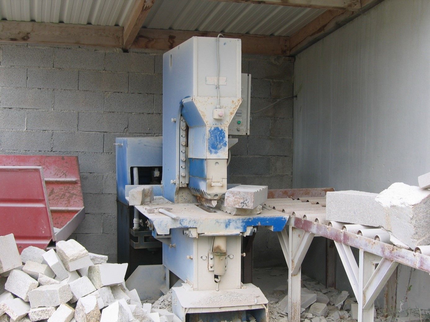 Machine bleue pour découper de manière précise les pierres.