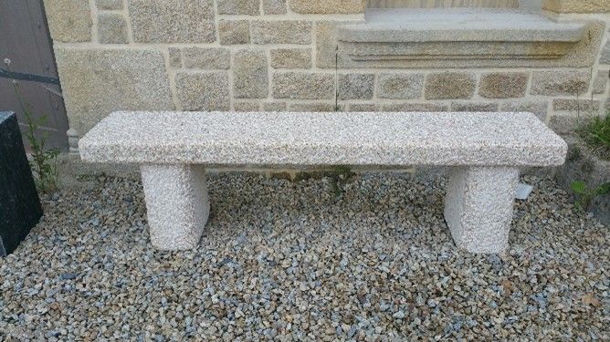 Construction d'un banc en granit.