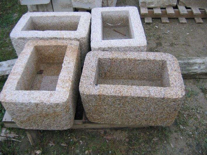 Création de pots de fleurs en pierre.