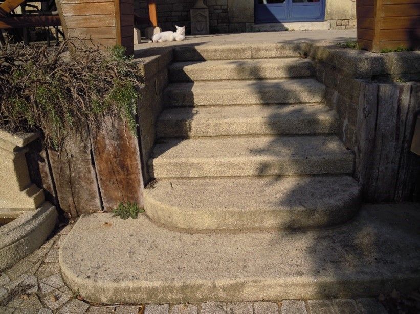 Construction d'escaliers extérieurs en pierre.