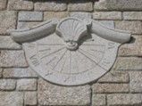 Écran solaire sculpté sur un mur en pierre.