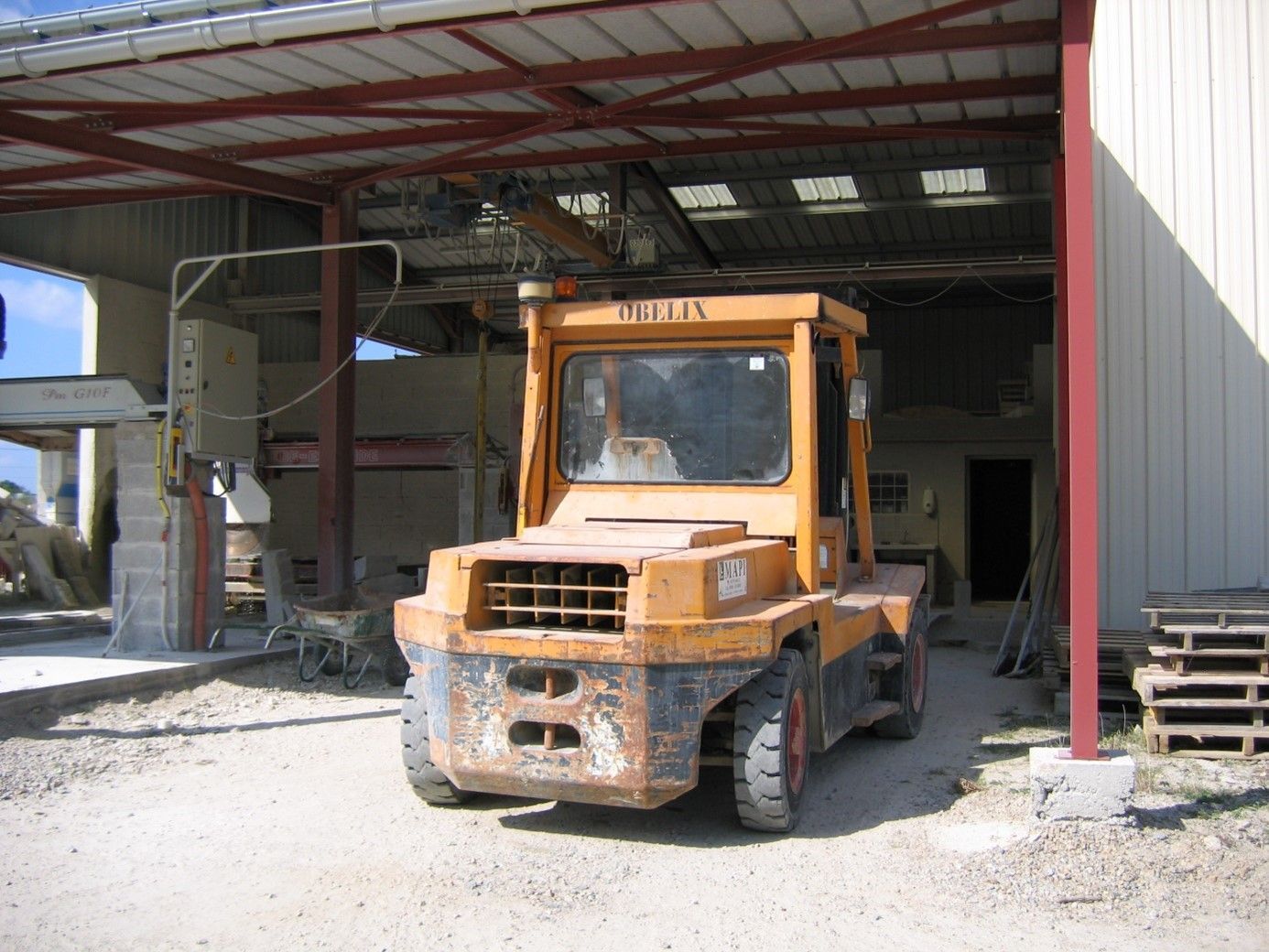 Intérieur de l'entreprise avec un véhicule de chantier de la marque Obelix.
