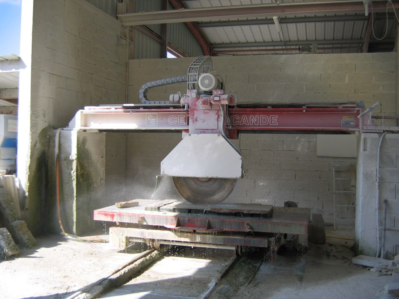 Grande scie à eau rouge pour découper la pierre.