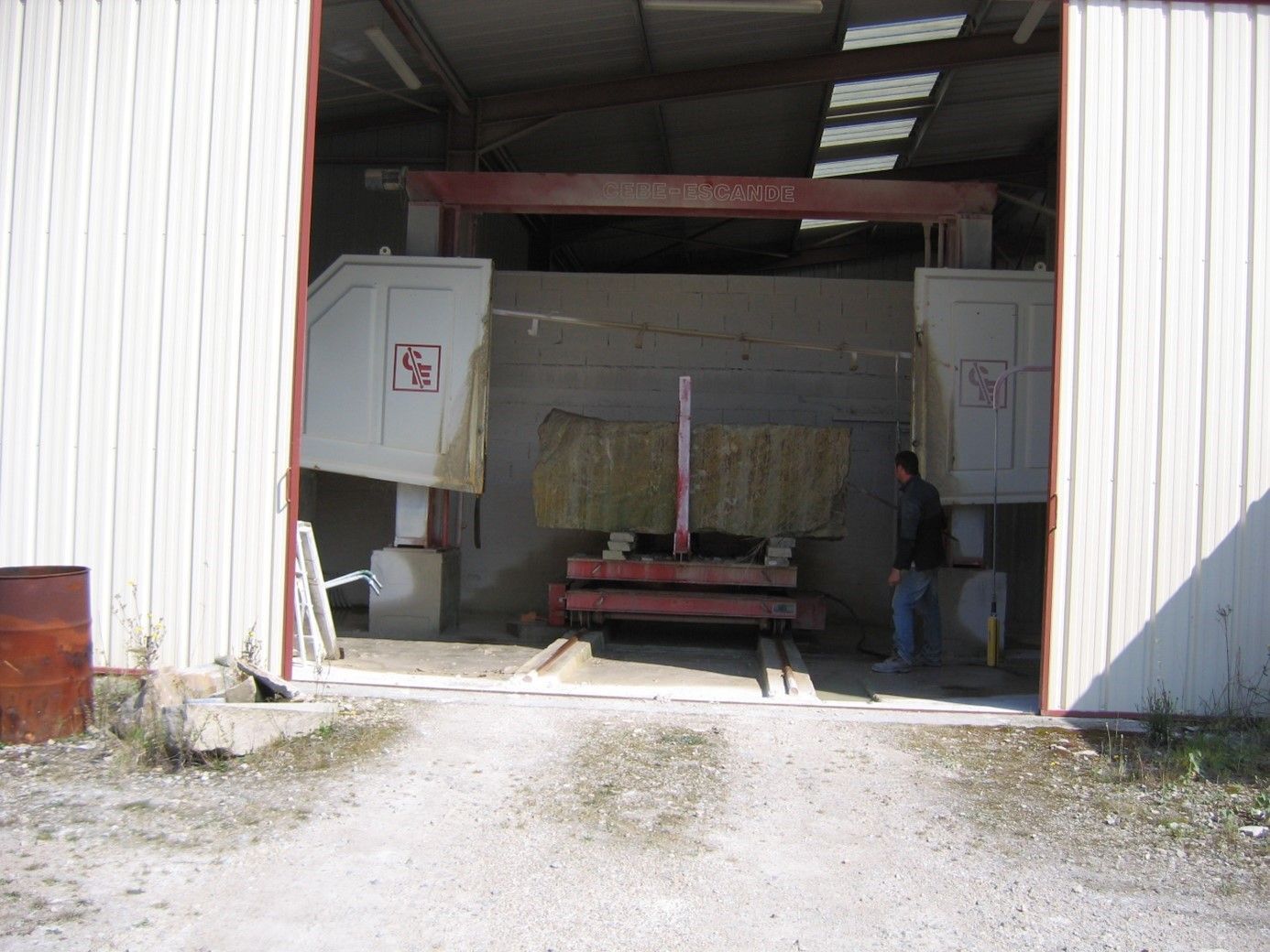 Entrée de l'entrepôt avec une machine pour transporter les pierres.