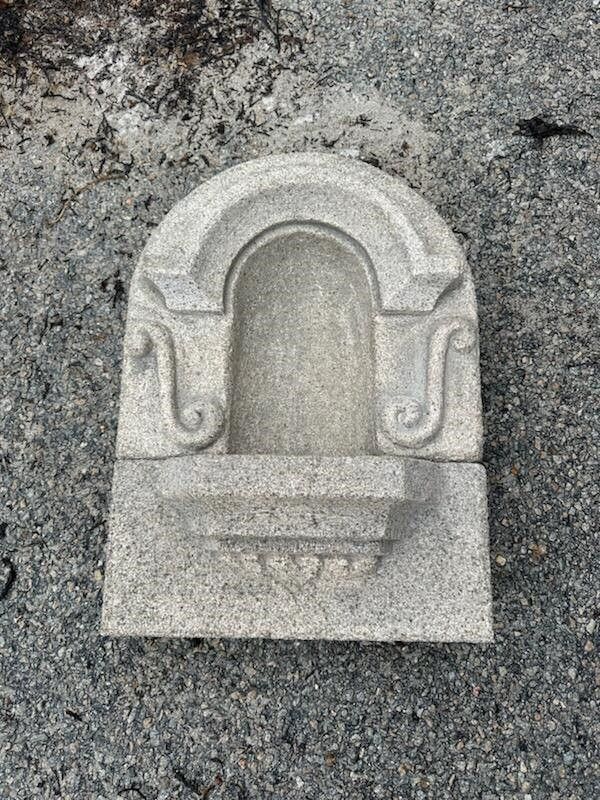 Création d'un espacement en pierre pour déposer une sculpture dans un mur.