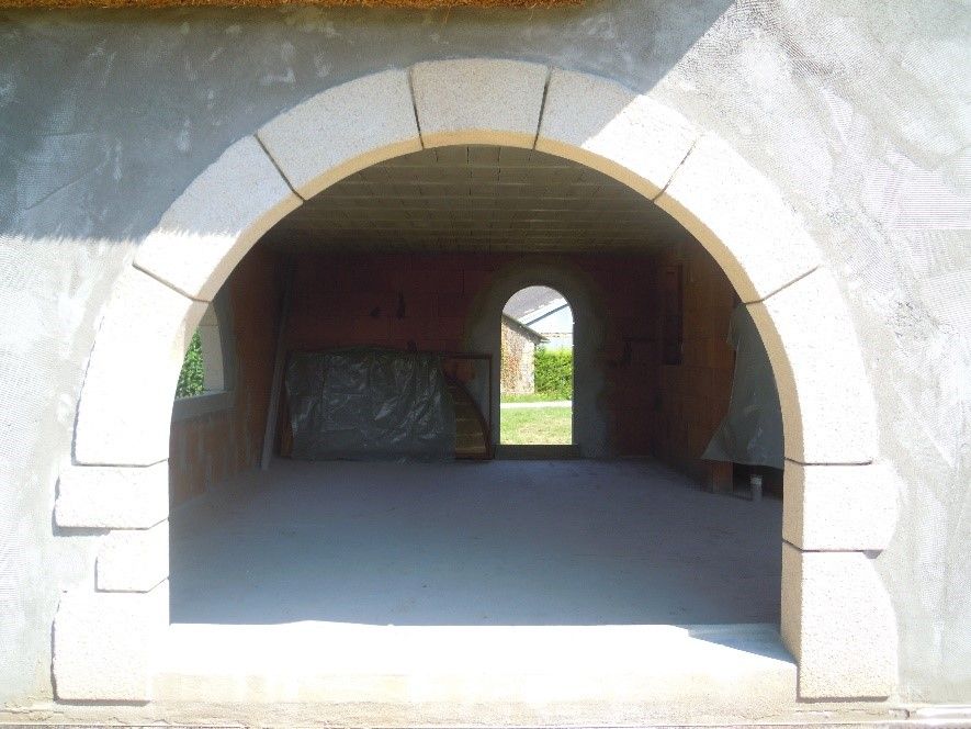 Ouverture en arc avec un contour en pierre.