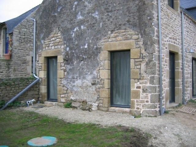 Rénovation d'une maison avec des encadrements de portes en pierre