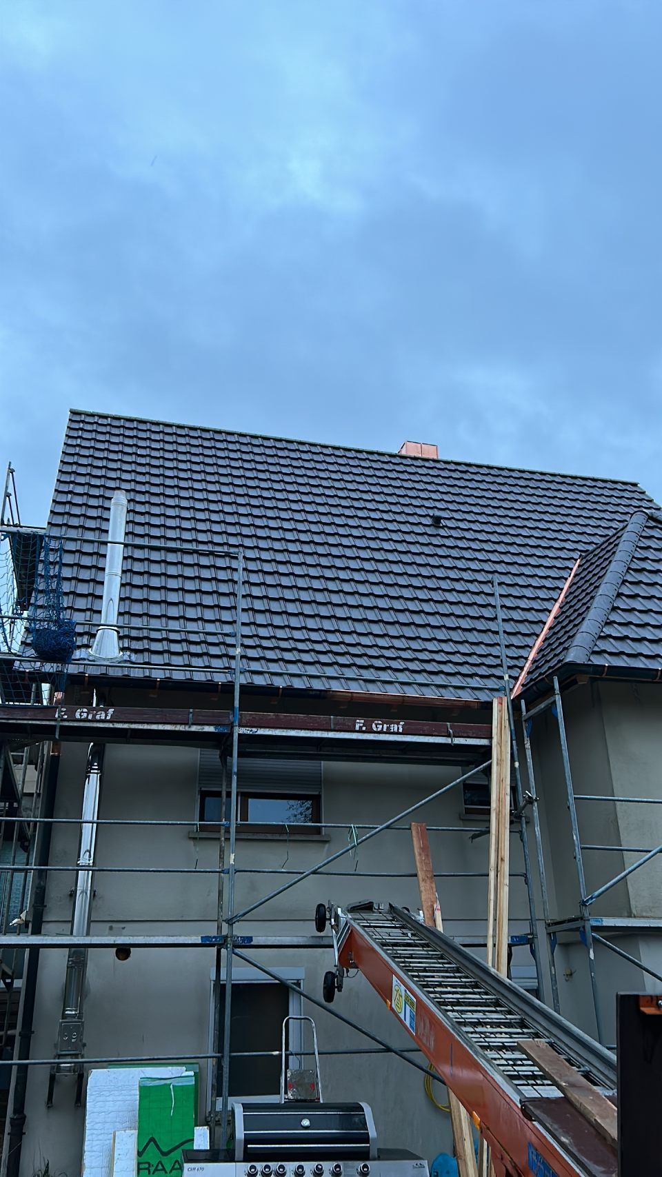 Auf dem Dach eines Gebäudes wird mit einer Leiter gearbeitet. Foto von Ulrich Gerber Rund Ums Dach