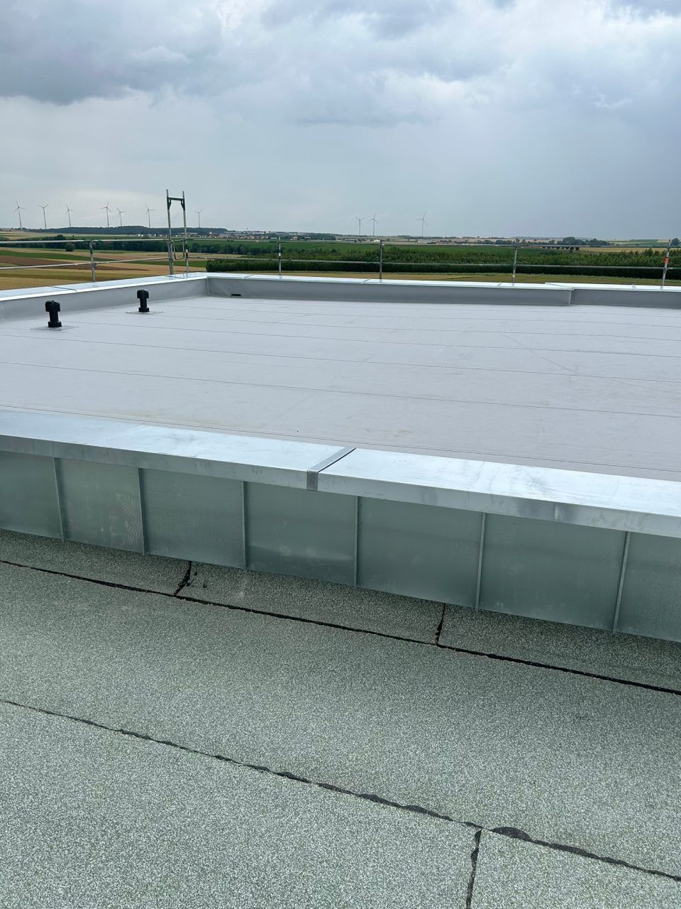 Das Dach eines Gebäudes mit grauer Dacheindeckung. Foto von Ulrich Gerber Rund Ums Dach