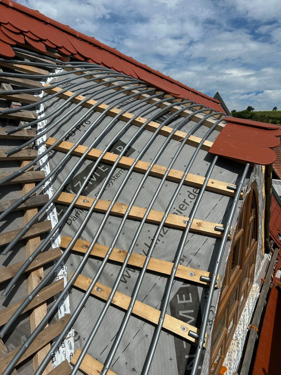 Es wird ein Dach mit einem Dachmaterial gebaut. Foto von Ulrich Gerber Rund Ums Dach