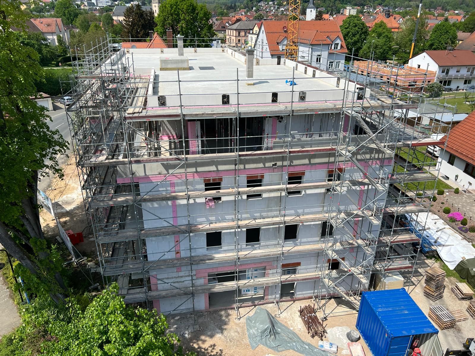 Eine Luftaufnahme eines im Bau befindlichen Gebäudes, das von einem Gerüst umgeben ist.