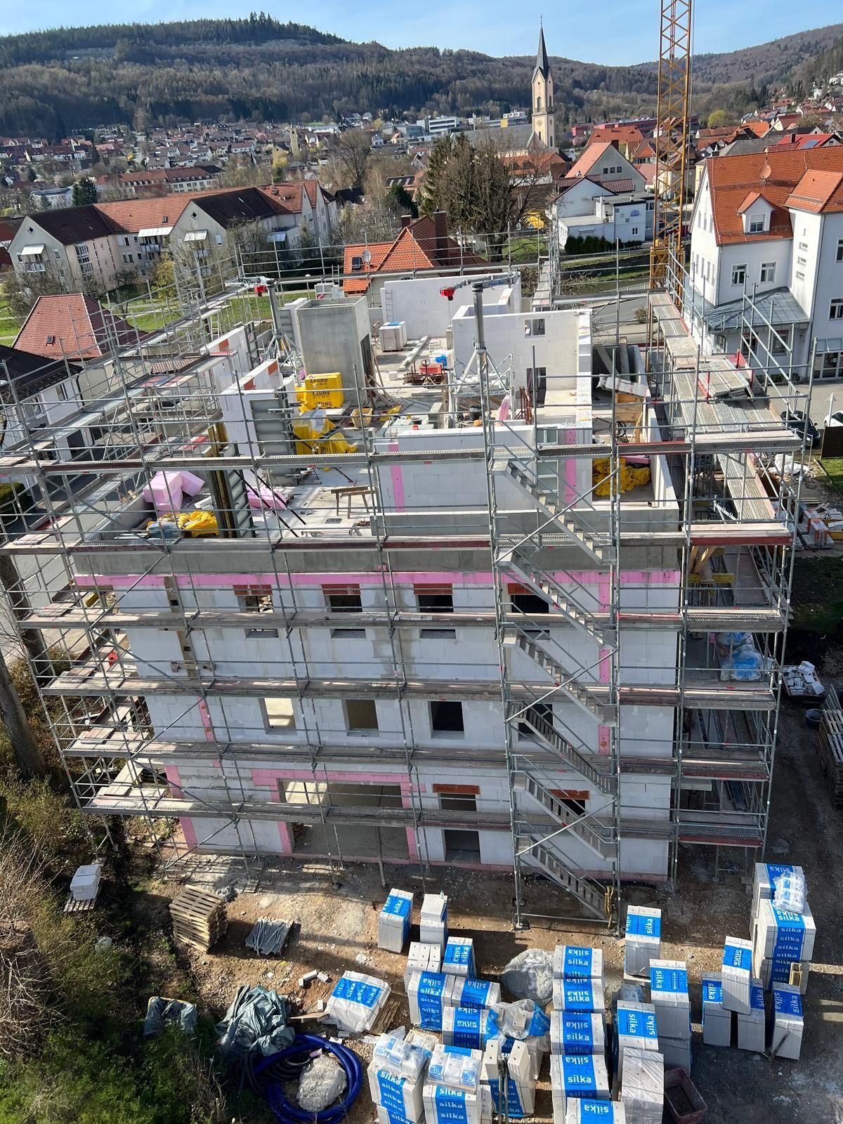 Eine Luftaufnahme eines im Bau befindlichen Gebäudes, das von einem Gerüst umgeben ist.